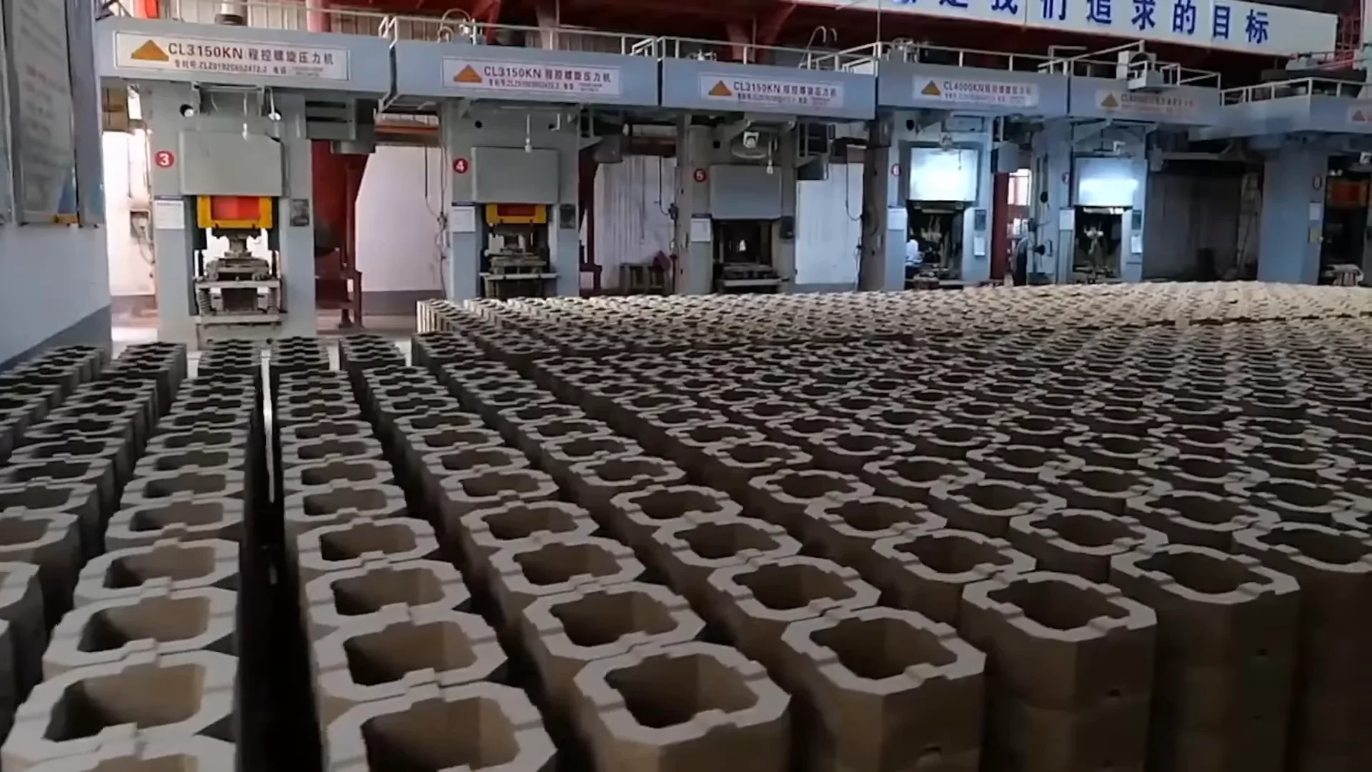 طوب حراري مكبوس في منطقة التشكيل بإحدى قواعد التصنيع التابعة لـ RISING REFRACTORY